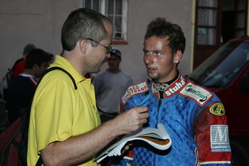 Zjistit názory závodníků, to je pro magazín speedwayA-Z vždy prioritní - na snímku Antonín Škach zpovídá Zdeňka Simotu.